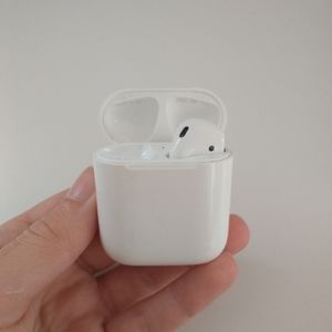 Airpods 2nd gen. Right airpods only with case